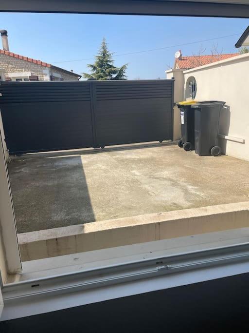 Charmant Appartement Avec Parking Privee Buxerolles Exterior photo